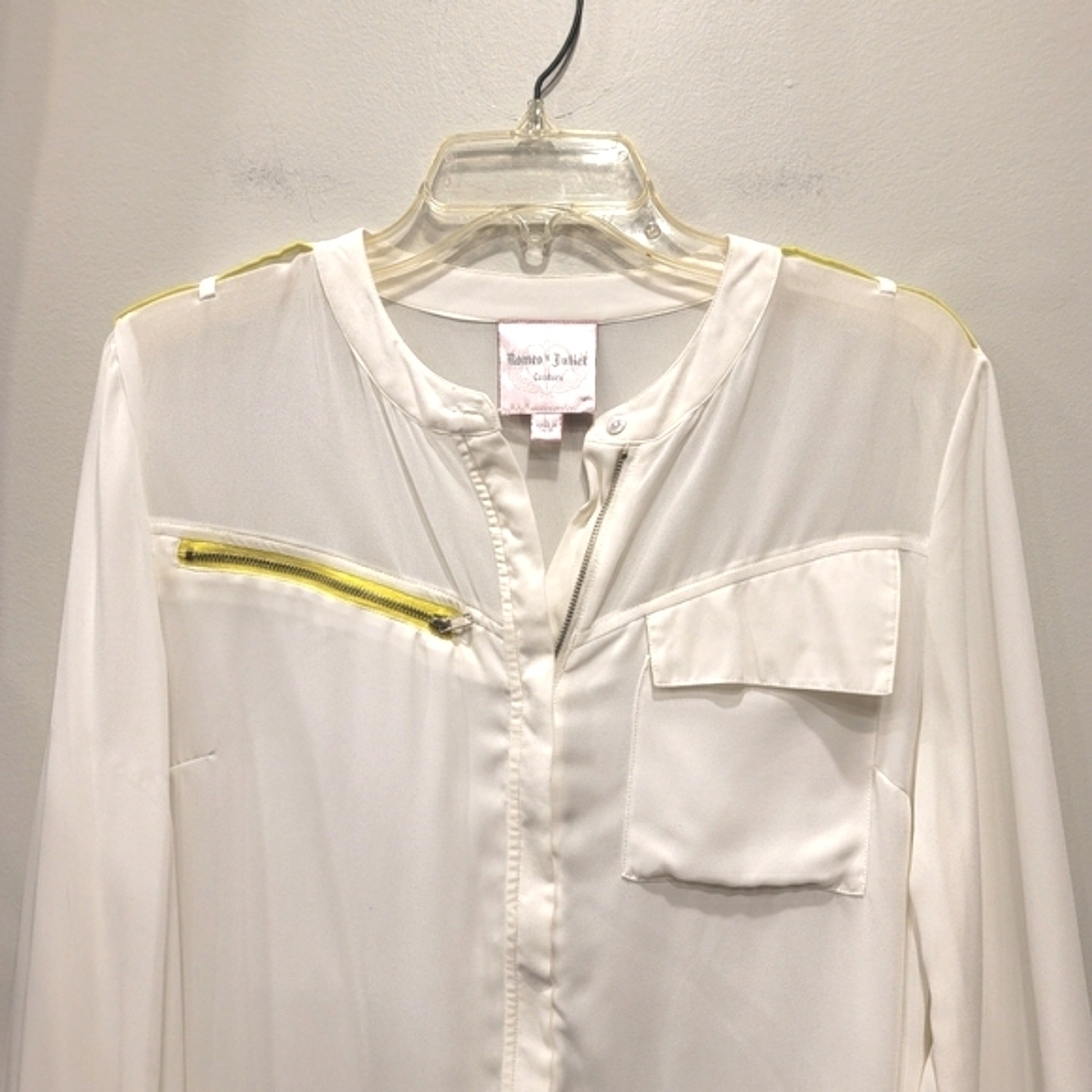 Romeo & Juliet Couture Button-Up Blouse - L
